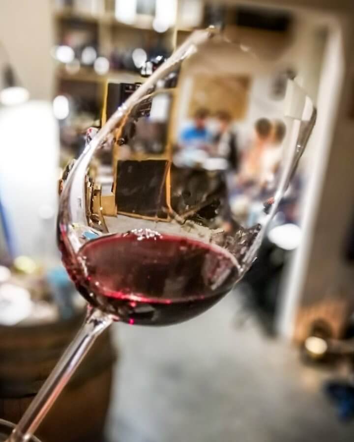 Дегустация на червено вино в магазин Вино Оренда